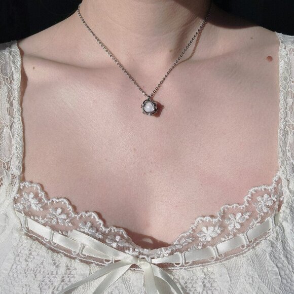 Vintage elegant silver pearl necklace with a delicate chain - Picture 3 of 6
